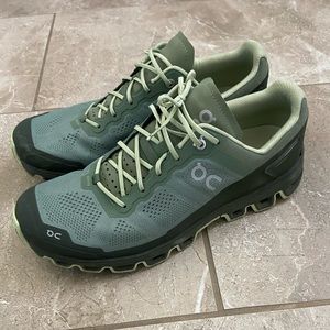 Oncloud running shoes men’s size 9